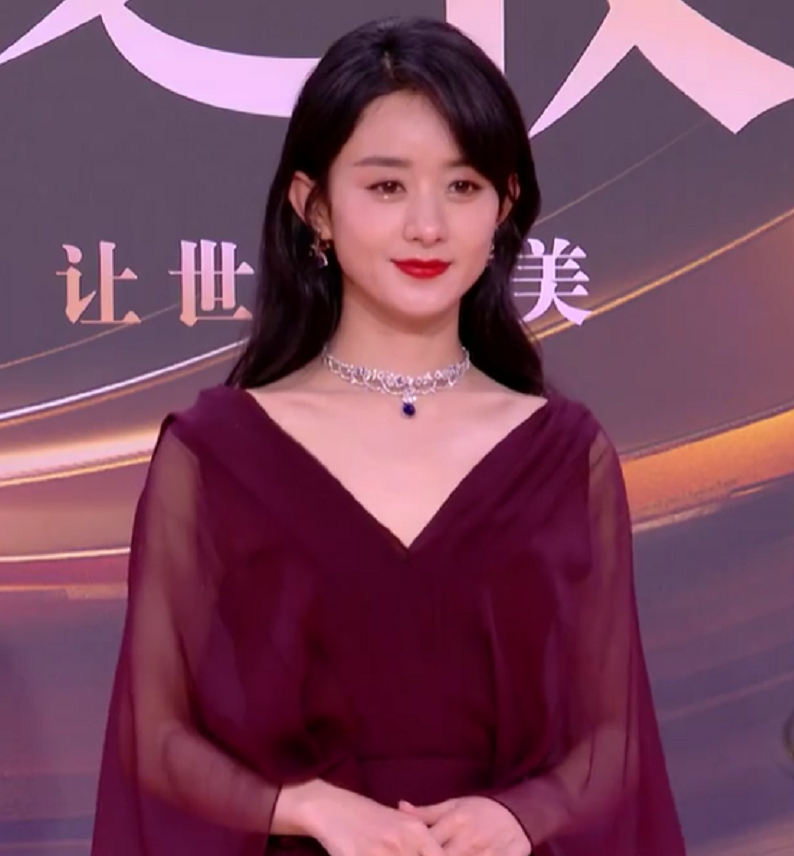 迪丽热巴|微博夜赵丽颖老气唐嫣像外星人热巴变短发女王，王一博肖战扎眼