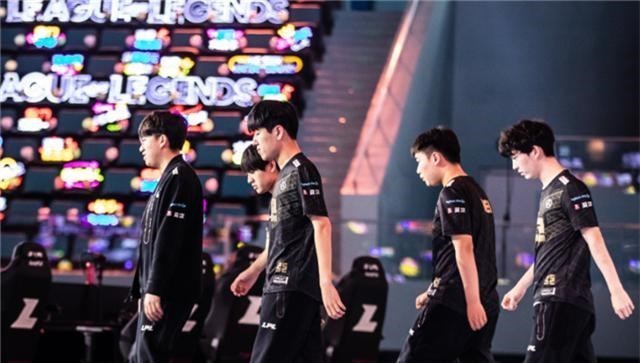 RNG|余霜遇特殊老朋友,曾见证RNG冰岛夺冠,如今赛后一问让人破防