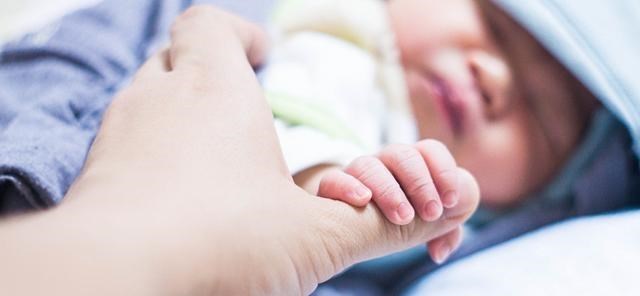 星星解说 湖北女婴被人收养考上博士，亲生父母却来认亲，女孩做法让人佩服