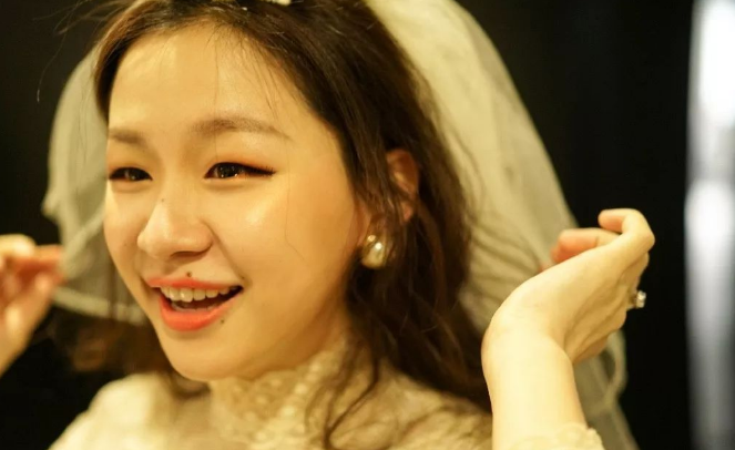 金靖|金靖长的不好看，却征服了带货一哥李佳琦，网友：不结婚很难收场