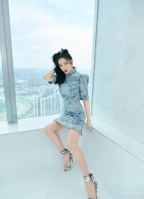 时尚美妆妞|张雨绮携小8岁男友上综艺,穿淡蓝色套装甜美减龄,秒变小鸟依人