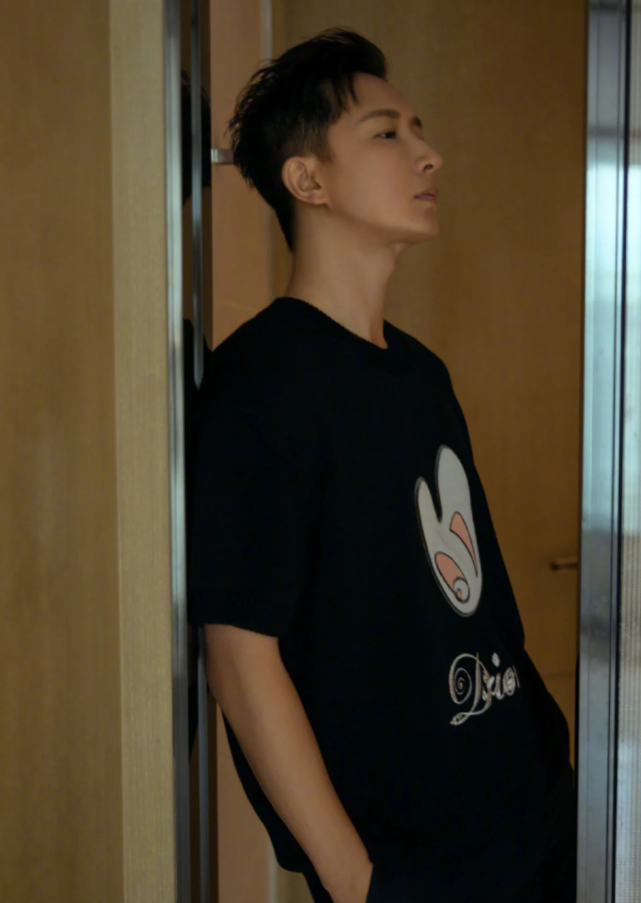 大时尚大观点|有种“整容”叫结婚后，韩庚穿印花T恤出镜，演绎干净少年感