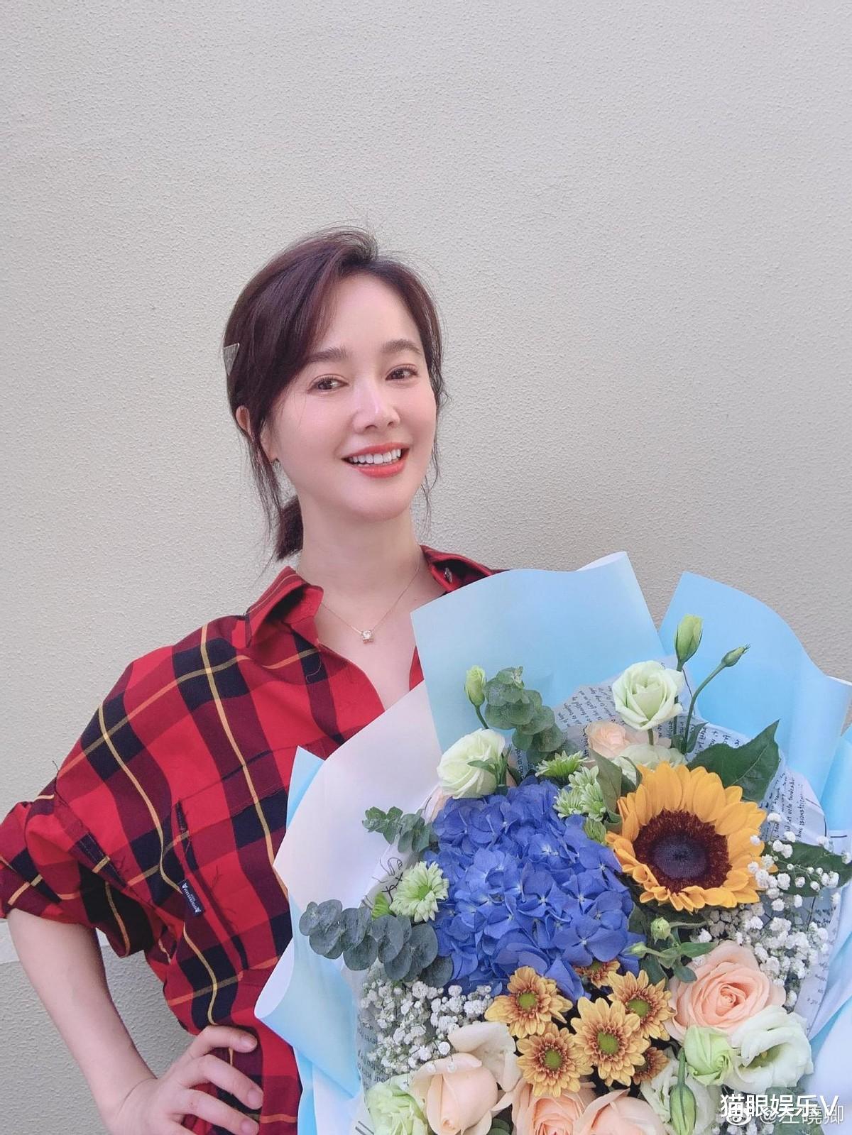 左小青|44岁左小青带女儿滑雪，大方晒素颜照，和富豪离婚后越来越美