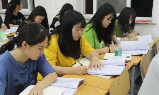 大学|普通家庭出身的学生，适不适合读“三本”？毕业生：还是复读吧