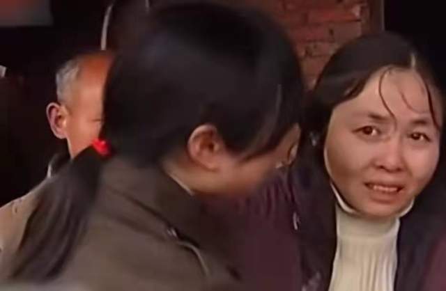 女大学生被拐卖17年,受尽侮辱和折磨,父亲找到她后还给老汉钱