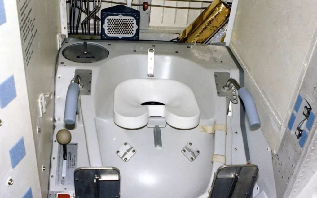 大熊猫 神舟13号女航天员确定，驻留长达6个月，太空“三急”如何解决？