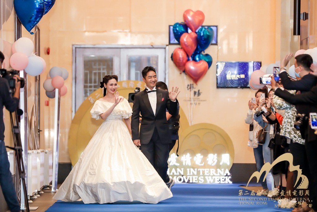 八只爪的猫 如何往“嫩”里穿就服程莉莎，穿公主裙出活动，不像是43岁的人