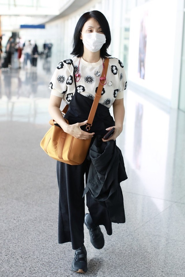 大表姐的时尚圈|一穿“花衬衫”就显老?50岁陶虹的造型文艺减龄,裤子可以这样搭