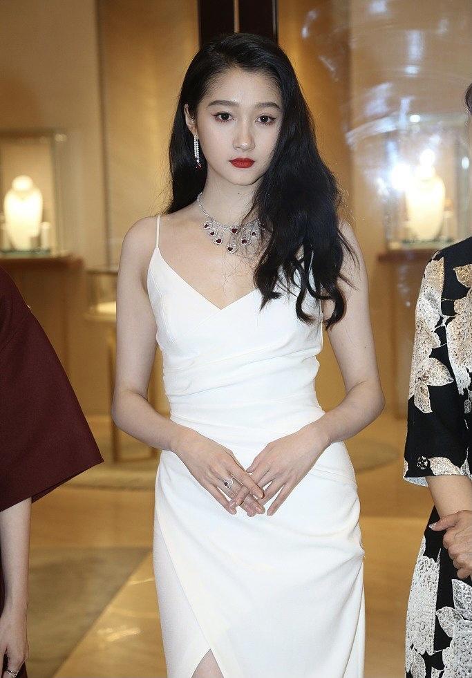 何有强|关晓彤是“胖”了？穿白色吊带连衣裙身材饱满丰润，曲线感满分