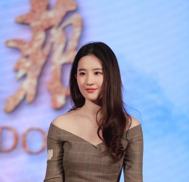 穿衣搭配|刘亦菲换发型好土味，网友：仙气全无