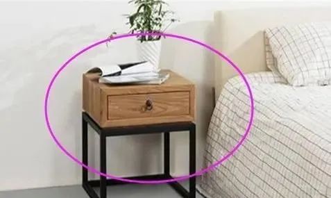 为什么床头柜万万不能这样放?有钱人都避开,暗喻越住越穷