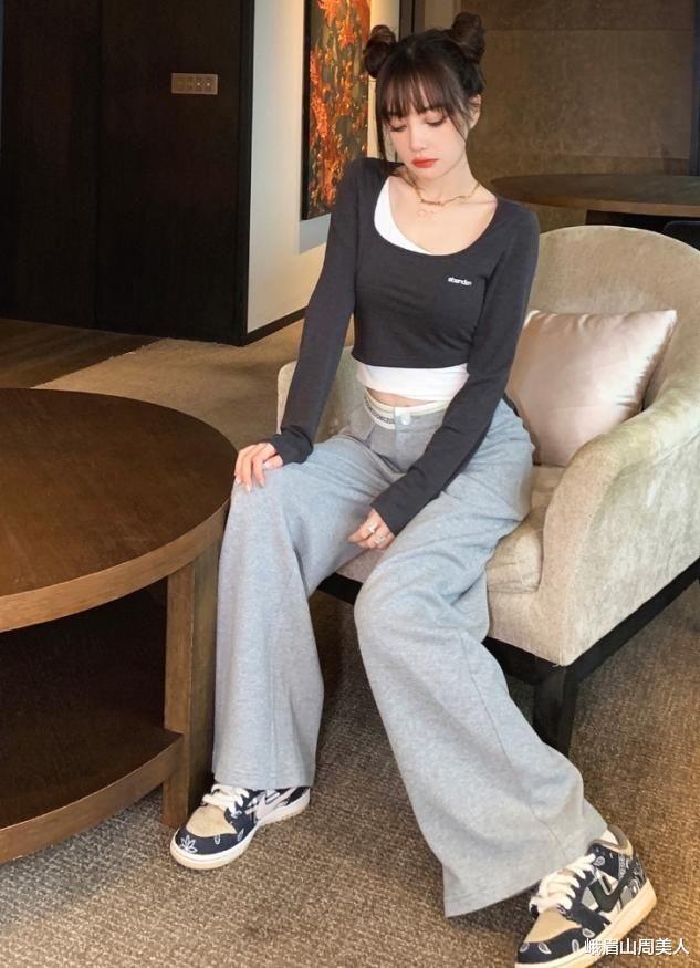 峨眉山周美人|李小璐最新机场照很有女团味，穿吊带故意扒掉外套秀香肩，真性感