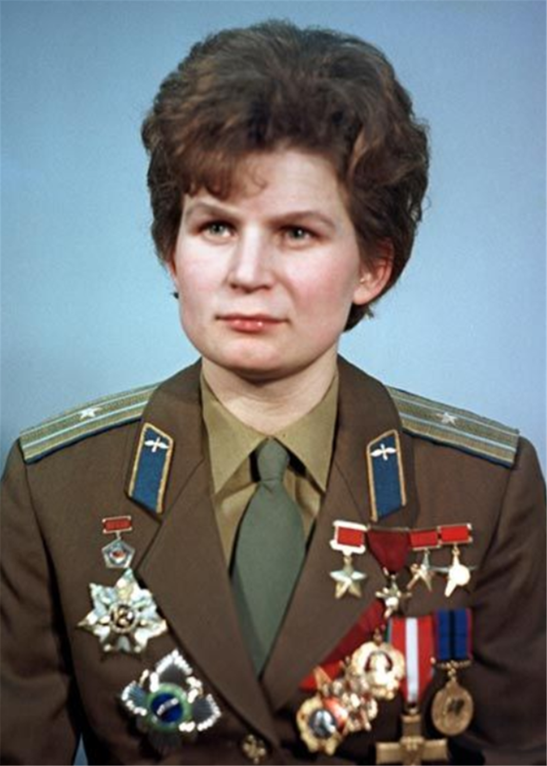 航天员 在太空中生活，航天员如何处理如厕问题？女航天员来例假怎么办？