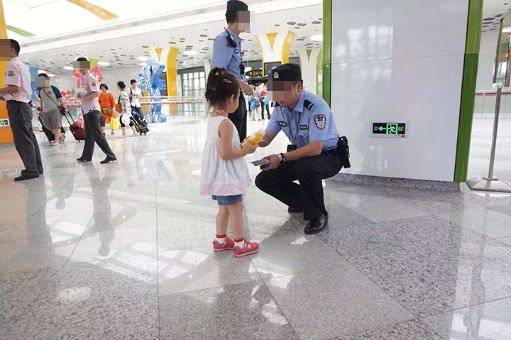 两口育儿|4岁孩子走丢，奶奶直接在原地等待，路人看不下去选择报警