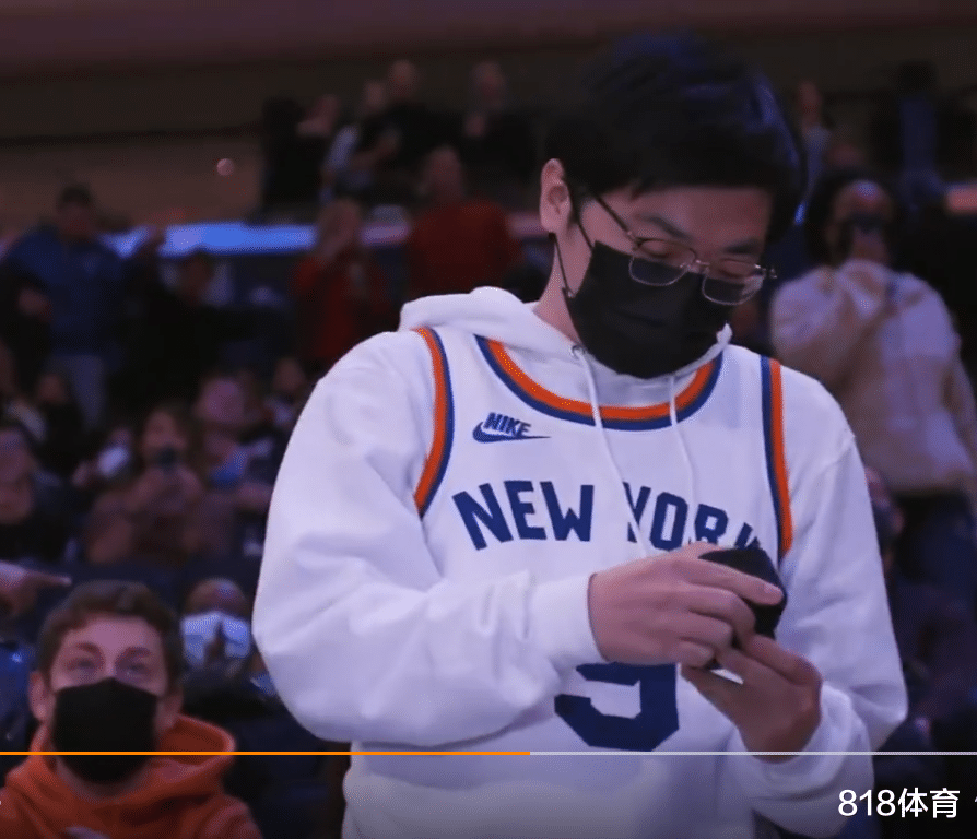 勒布朗·詹姆斯|有錢(qián)真好! 中國(guó)球迷從北京飛去尼克斯主場(chǎng)求婚, 異地戀女友含淚說(shuō)Yes