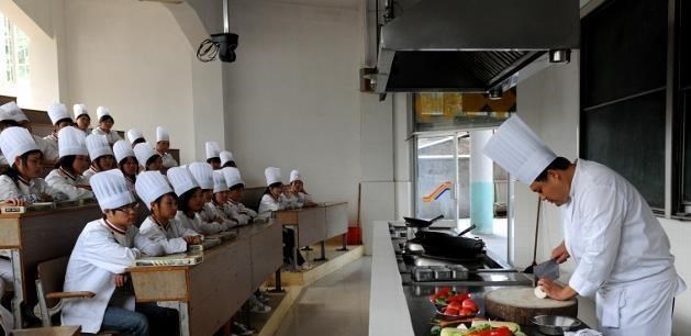 天明情感说 食堂阿姨因黄码不能返校，烹饪专业学生提前上岗，这次手不抖了