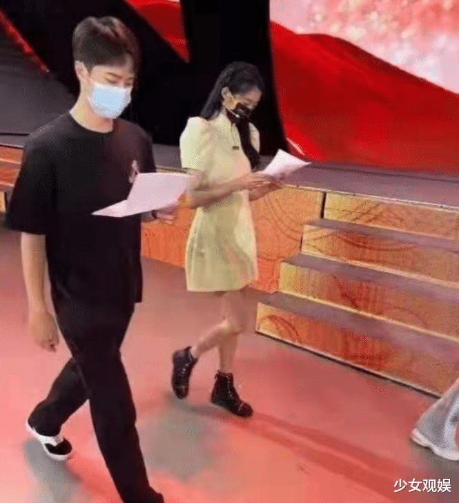 王一博|粉丝骂战过后，工作室更博倡议，王一博随后同框关晓彤录节目