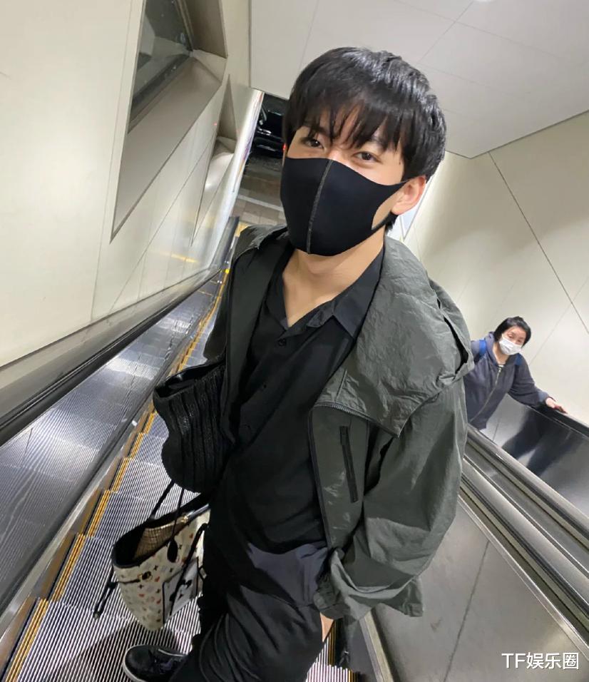 撞脸|破案了！撞脸千玺的奥运会小哥是志愿者，两人同岁，近看并不相似