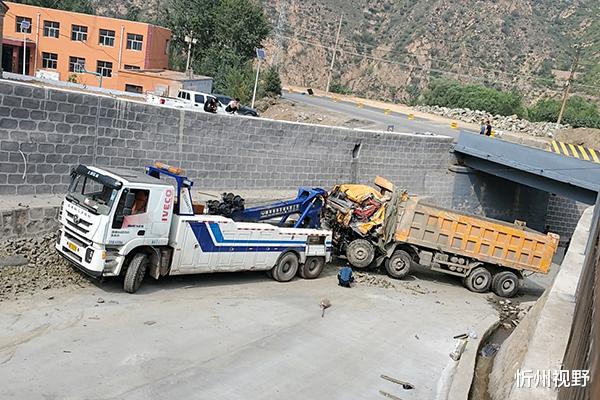 货车 山西繁峙一货车坠入河道 司机不幸遇难