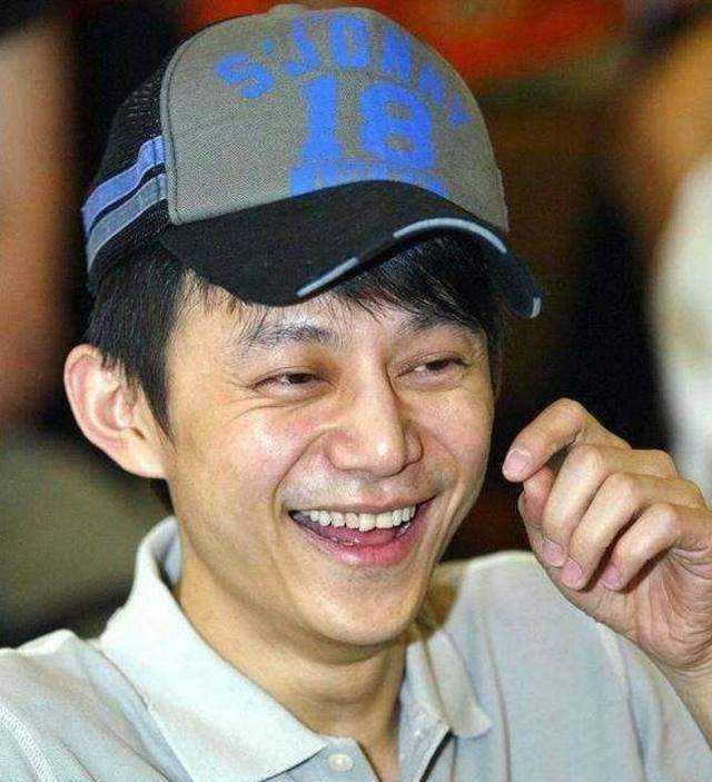 |何炅真的是“冻龄男神”吗？看到他的素颜脸，网友：谁家的爷爷