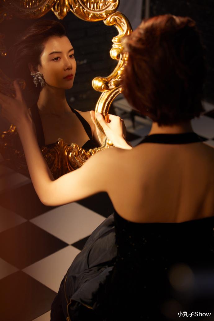 车晓|39岁车晓时尚大片曝光，黑色吊带裙露出蝴蝶背，纤瘦身材抓人眼球
