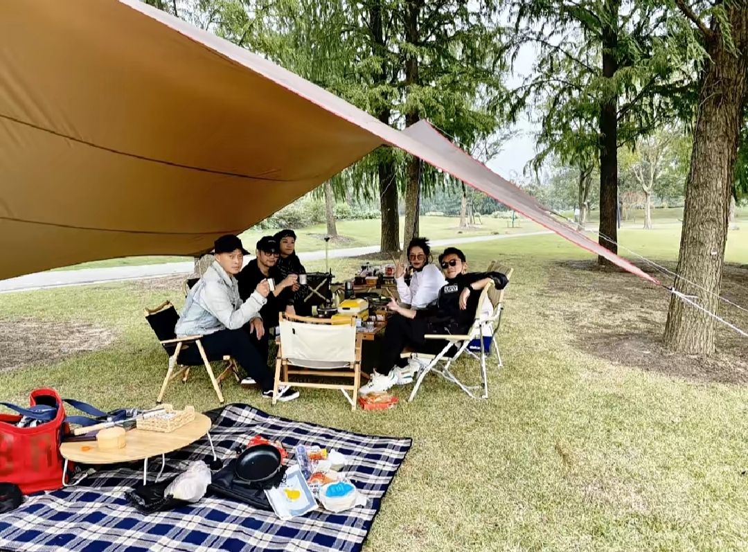 王一博|苗苗晒与郑恺甜蜜日常，打扮低调夫妻相十足，神仙生活令人羡慕