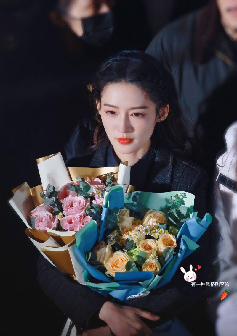 李沁|李沁《请君》杀青！公开青泉寨全景！和任嘉伦婚纱照路透看起来