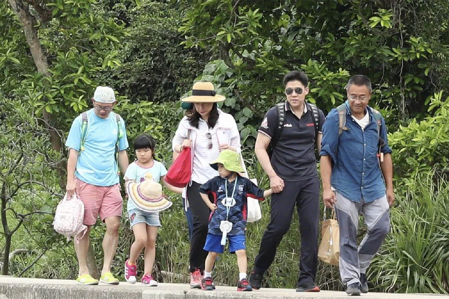 郭晶晶|霍家“豪门晚餐”曝光，一家人围坐吃火锅，郭晶晶手腕成亮点