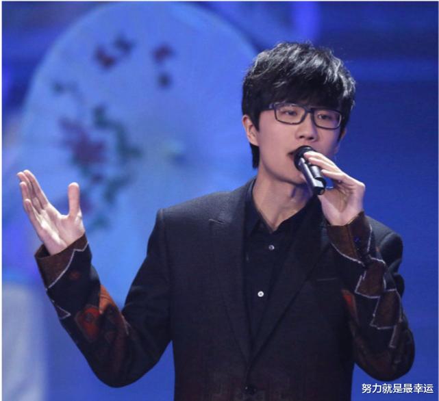 许嵩|许嵩被曝睡且PUA粉丝上热搜，粉丝见状发文调侃：嵩哥出息了，终于有绯闻了