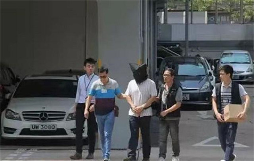 2015年,香港知名教授放2个瑜伽球在车内,毒死了妻子和女儿