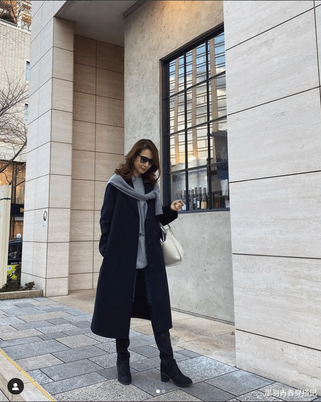 穿衣搭配|这位日本大姐太会穿了，只用黑白灰打造精致感，特适合50+岁女性