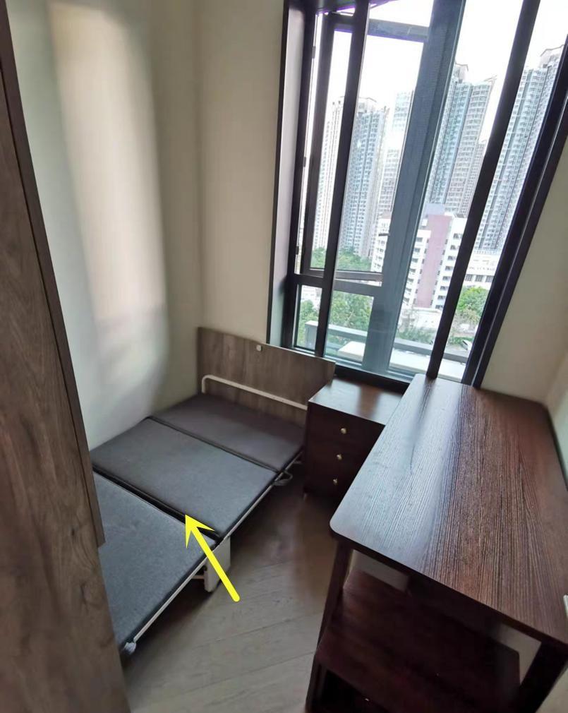 小房间有救了！衣柜里藏张折叠床，拉出来展平就能睡觉，也不占地