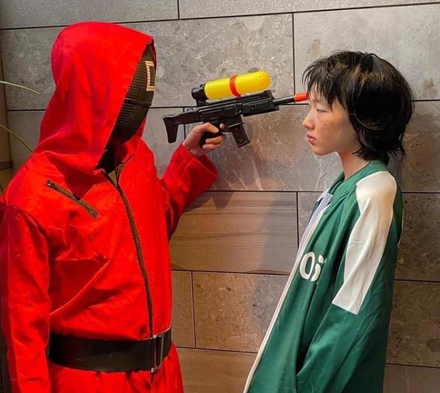 忧郁林黛玉 万圣节如何过?王祖蓝夫妇带女儿去迪士尼,小S一家cos鱿鱼游戏