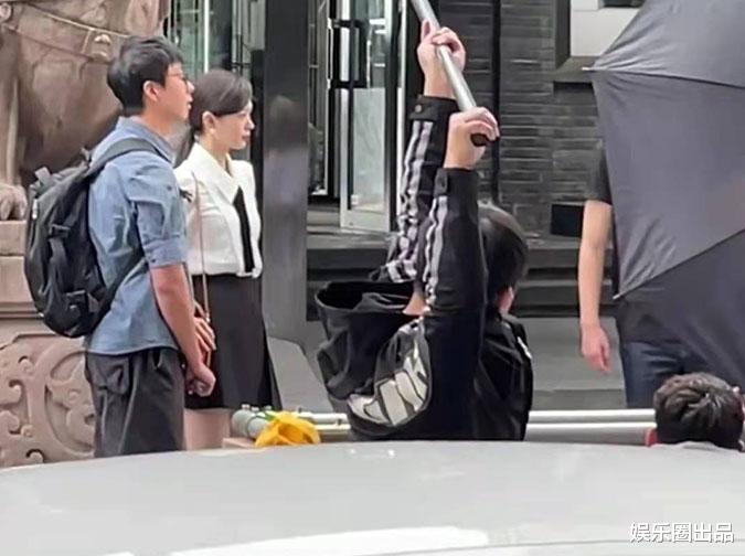 宋轶|宋轶在街头拍戏被偶遇，穿衬衣搭配短裙，网友：“真抗冻”