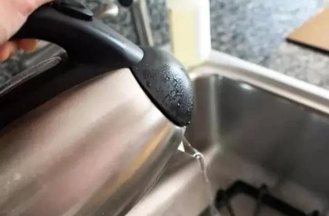 |水槽内偶尔倒些热水，能清洗油污，但这种做法可能有很严重的问题