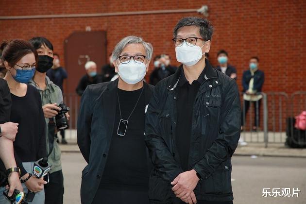 吴孟达|吴孟达出殡火化：棺材被抬上灵车，家属坐大巴提前到火葬场