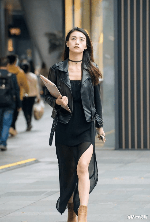 长裙|一条长裙配皮夹克,很精致的穿搭,勾勒出一位职场达人的风格