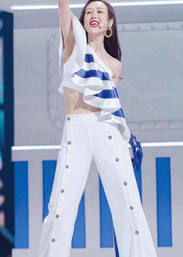 关晓彤|38岁王鸥瘦上瘾了？穿短装搭阔腿裤比例绝了，身材比杨幂还出众