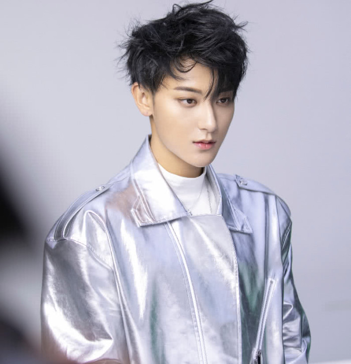 黄子韬|从当群演一天30元，到27岁坐拥百亿身家，黄子韬的命运因他而改变