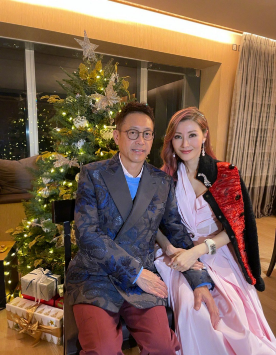 BiuFashion|‘最美港姐’李嘉欣晒和富豪丈夫日常，穿搭风格真不同，但很有爱