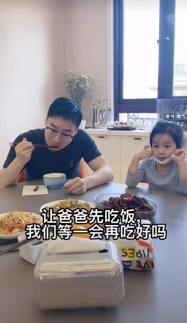 何姿|奥运冠军何姿老公当志愿者，穿防护服认不出，女儿默默陪伴太暖心