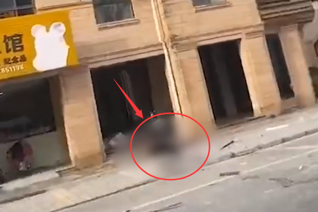 焰冰聊生活 江苏一小区突发爆燃事故,窗户被炸飞,有人跳楼疑身亡,现场曝光