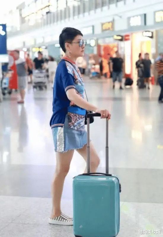 时尚美妆妞|张凯丽真是“大妈”的典范，穿T恤配短裤洋气减龄，不像奶奶辈