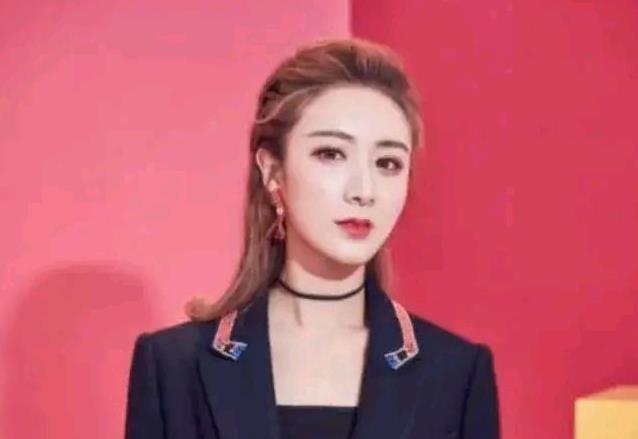 李佳琦|3000多万人观看直播,李佳琦说了一句大实话,吓得旁边助理冒冷汗