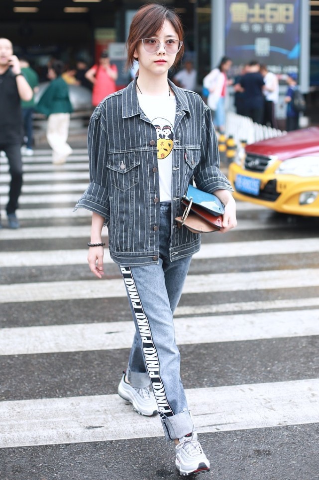 白小白的衣橱|谭松韵也太会凹造型了，在古街拍照好有氛围感，穿着简单但不随意