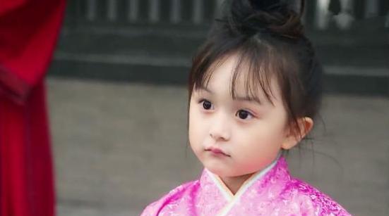 周星驰|2岁出道年入百万的“小芈月”，因颜值高被禁止整容，今变成这样