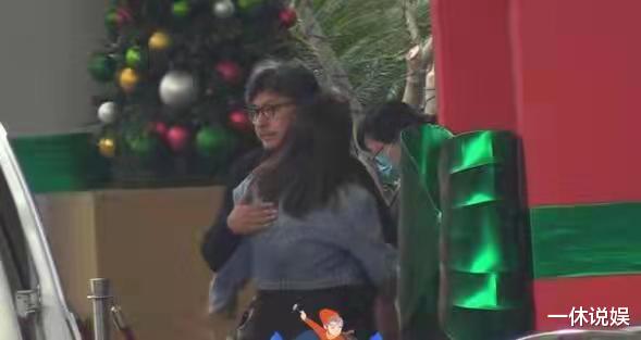 王岳伦|王岳伦放飞自我，3天会2女，与妹子接街头喂食散步，脱离苦海了?