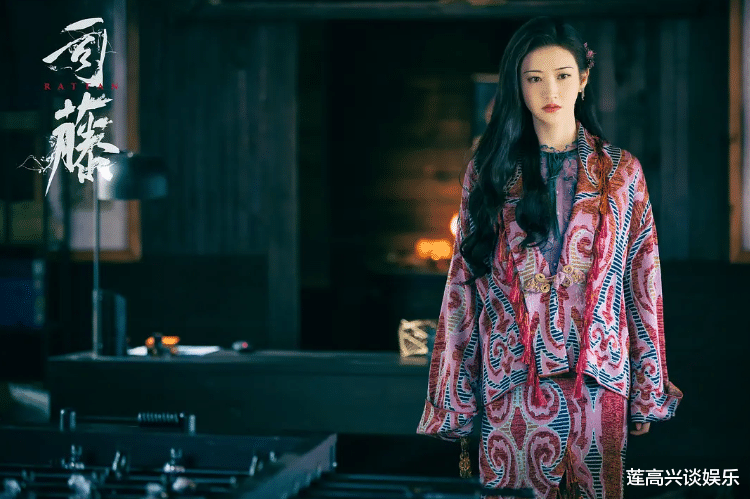 景甜|《司藤》剧组有多穷？配角全靠现场抓人，景甜饰品坏了继续戴