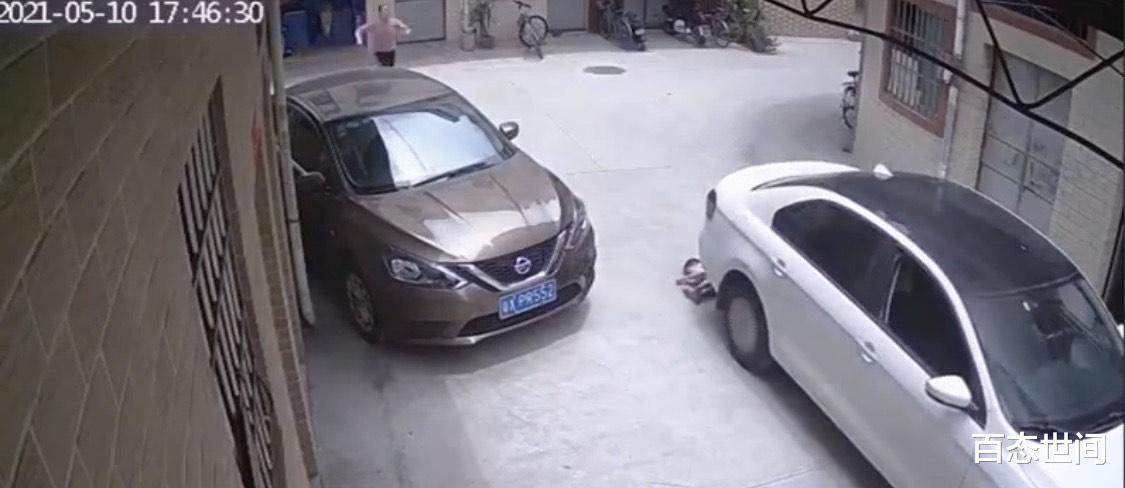 百态世间 佛山一幼童被粗心妈妈临时放在路中央，被刚巧经过的轿车碾压而过