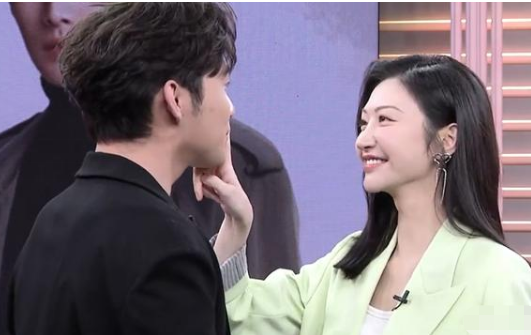 张彬彬|张彬彬景甜是公费恋爱了吗？搭电梯都要手挽手，似新婚夫妇去敬酒